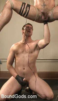 Kink Men 'Ripped gym rat Aarin Asker takes a giant fist while in suspension' starring Connor Maguire (Photo 16)