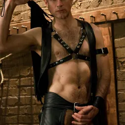 Master Avery in 'Kink Men' and the new muscle slave (Thumbnail 12)