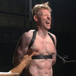Rob Yaeger in 'Kink Men' Straight Kickboxer gets dunked while shooting his load (Thumbnail 17)