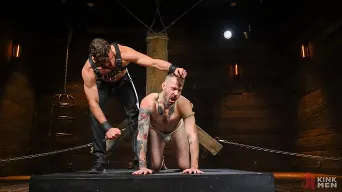 Vander Pulaski en 'TURTLE BOY: Buck Richards is fucked, flogged and bound in a metal cage and renamed Turtle Boy by Vander Pulaski'